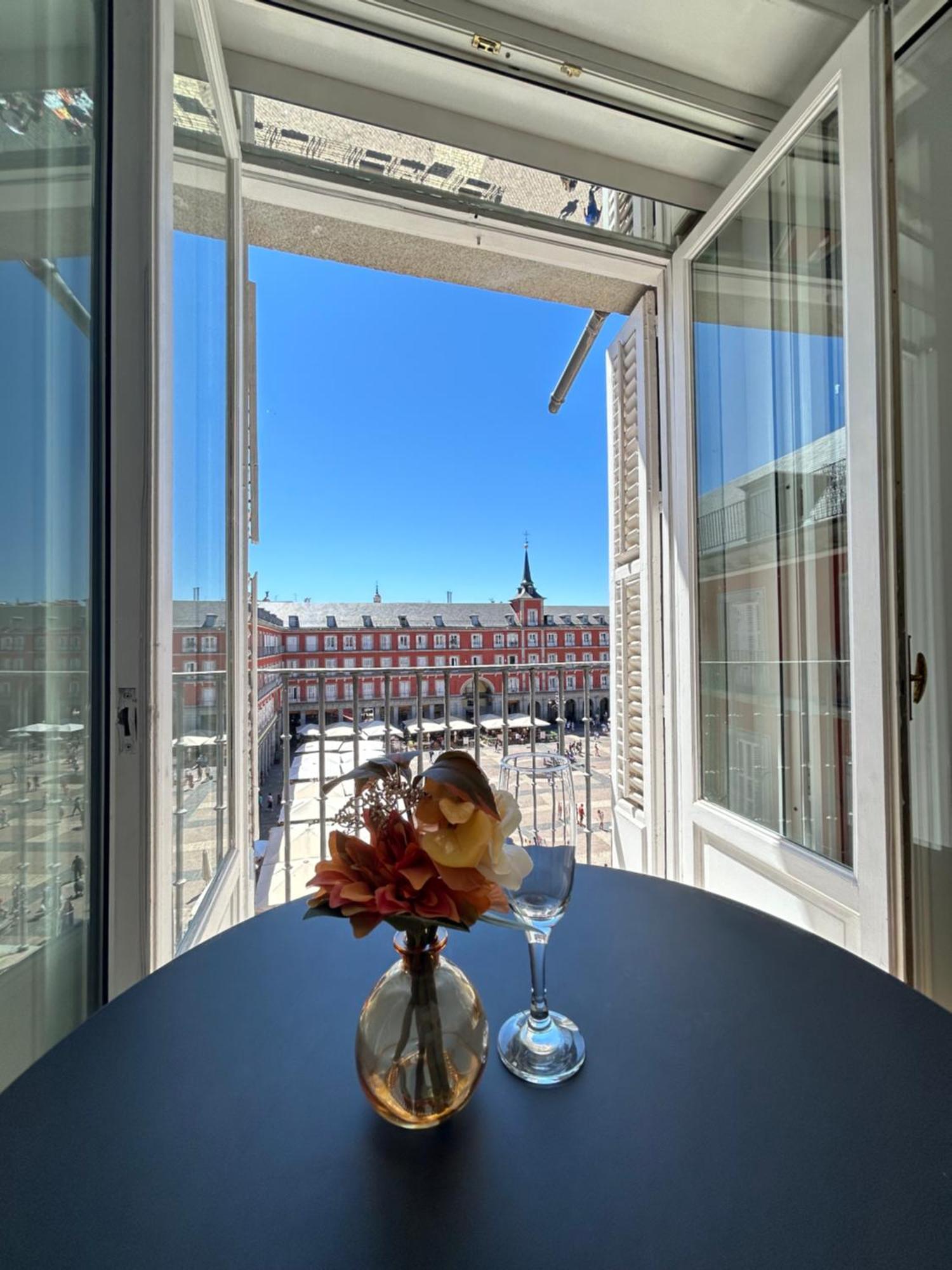 Plaza Mayor View Madrid Bagian luar foto
